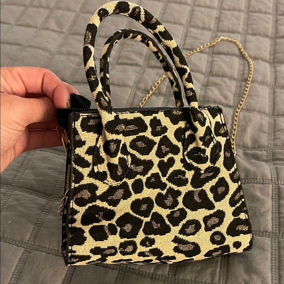 5/$30 Victoria's Secret Leopard Print wristlet + bag - Picture 8 of 8